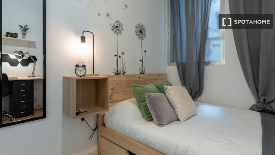 Double room Madrid, 7 beds, 160m² — photo 28
