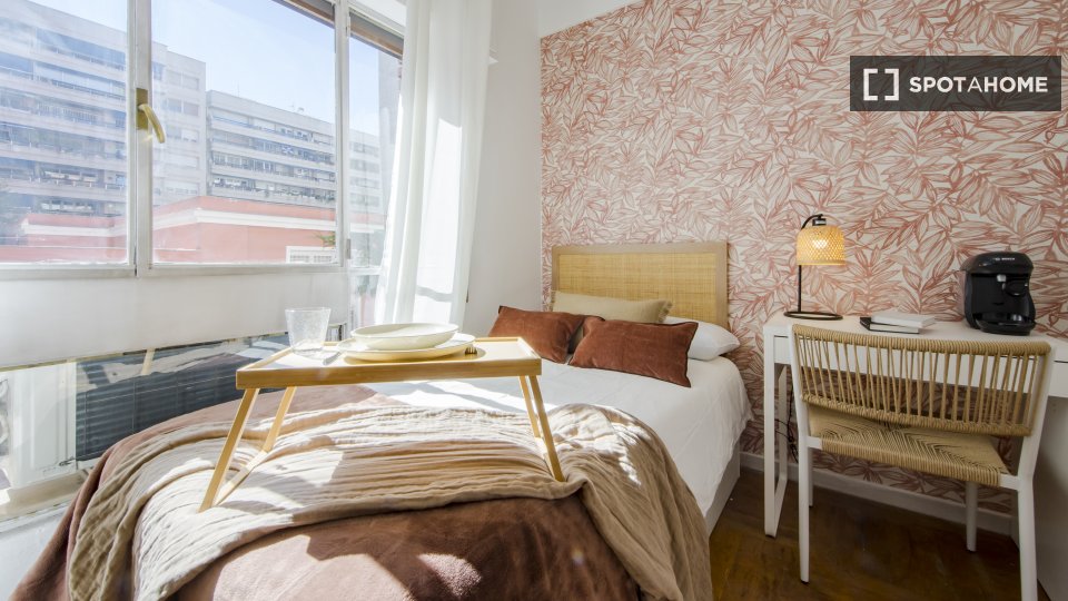 Camera in un appartamento condiviso con 7 camere da letto a Casa de Campo. - a Madrid