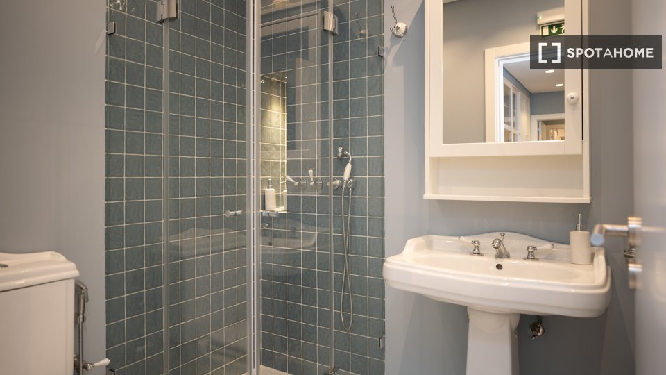Apartment Lisbon, 2 beds, 85m² — photo 18