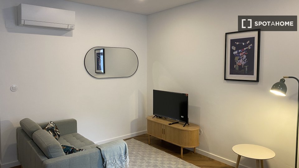 Apartment Lisbon, 2 beds, 70m² — photo 3