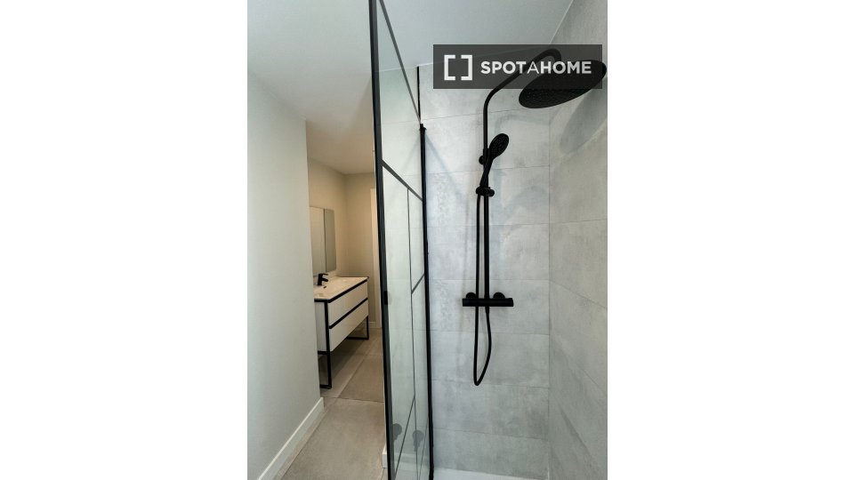 Double room Madrid, 8 beds, 139m² — photo 9