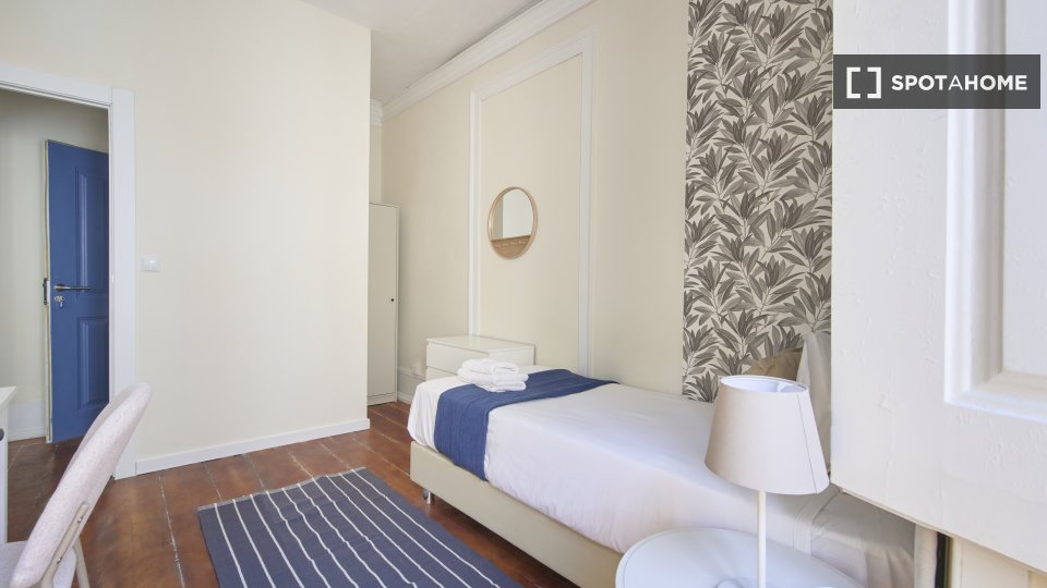 Double room Lisbon, 3 beds — photo 7
