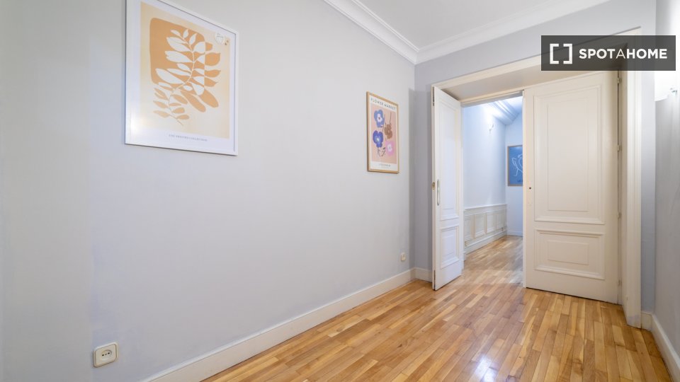 Double room Madrid, 13 beds, 301m² — photo 12