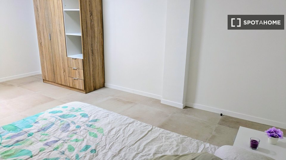 Camera in appartamento condiviso con 5 camere da letto a Burjassot, Valencia - in Valencia