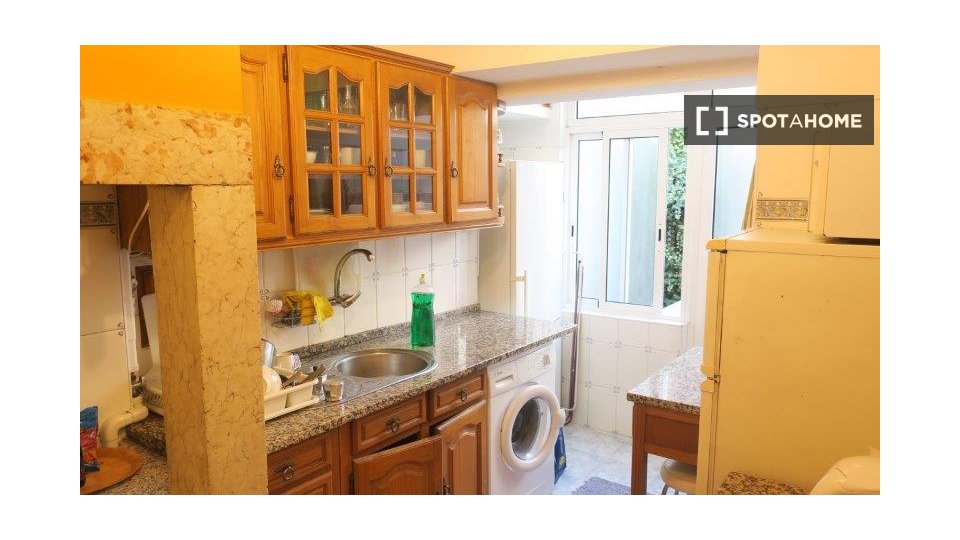 Double room Lisbon, 3 beds, 90m² — photo 5