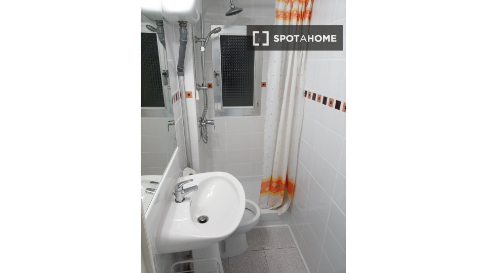 Double room Madrid, 3 beds, 50m² — photo 12
