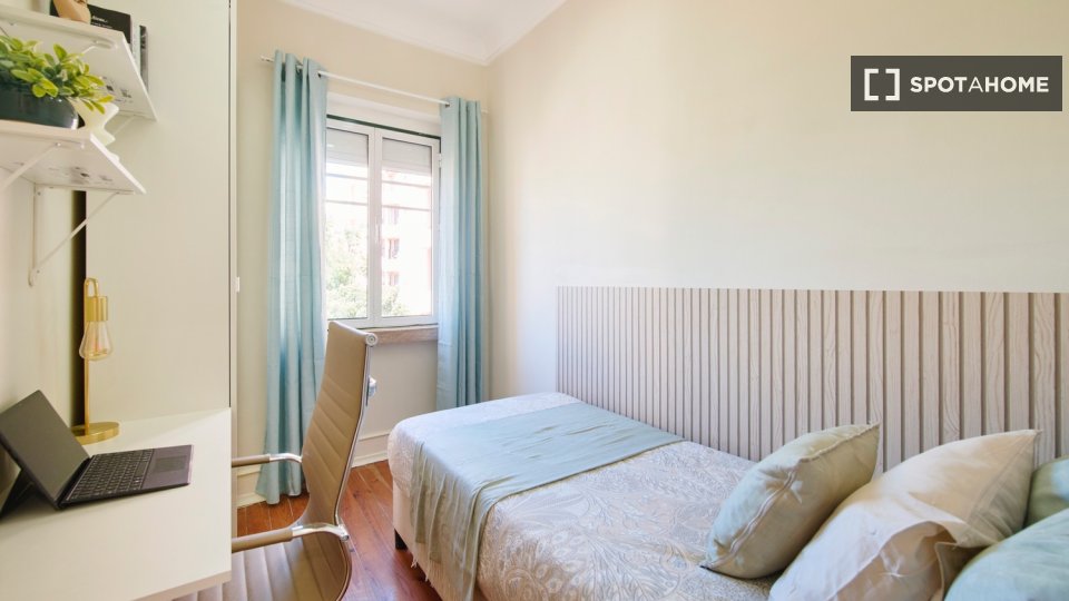 Double room Lisbon, 6 beds — photo 54