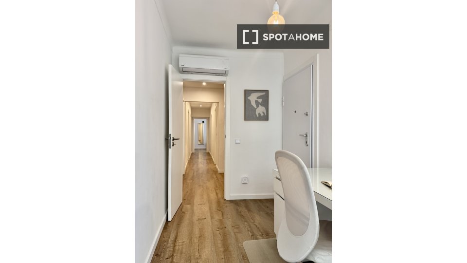 Apartment Lisbon, 3 beds, 135m² — photo 30