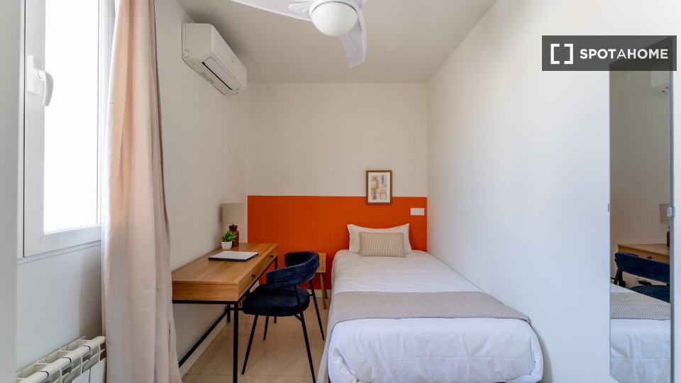 Double room Madrid, 3 beds — photo 14