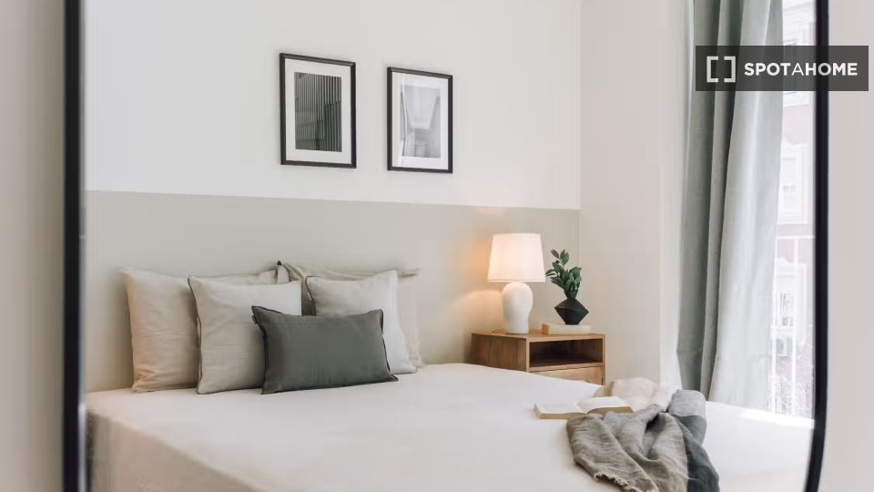 Apartment Lisbon, 2 beds, 99m² — photo 17