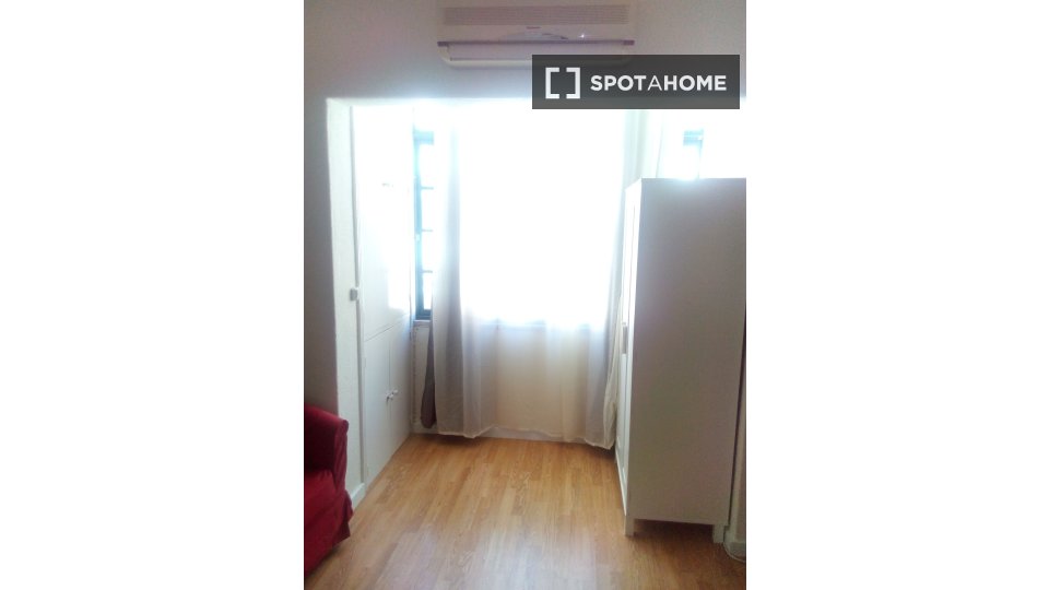 Double room Lisbon, 3 beds, 65m² — photo 6