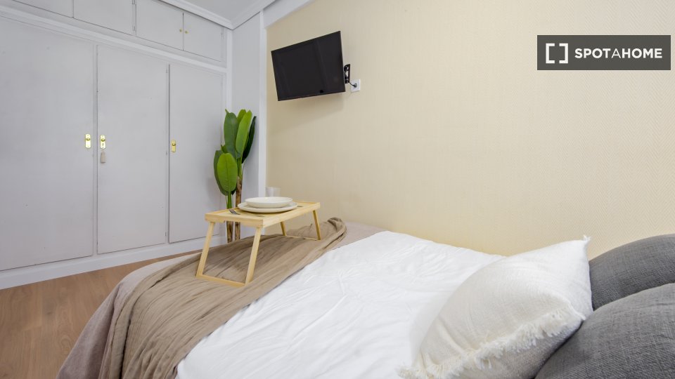 Camera in un appartamento condiviso con 7 camere da letto a Casa de Campo. - a Madrid