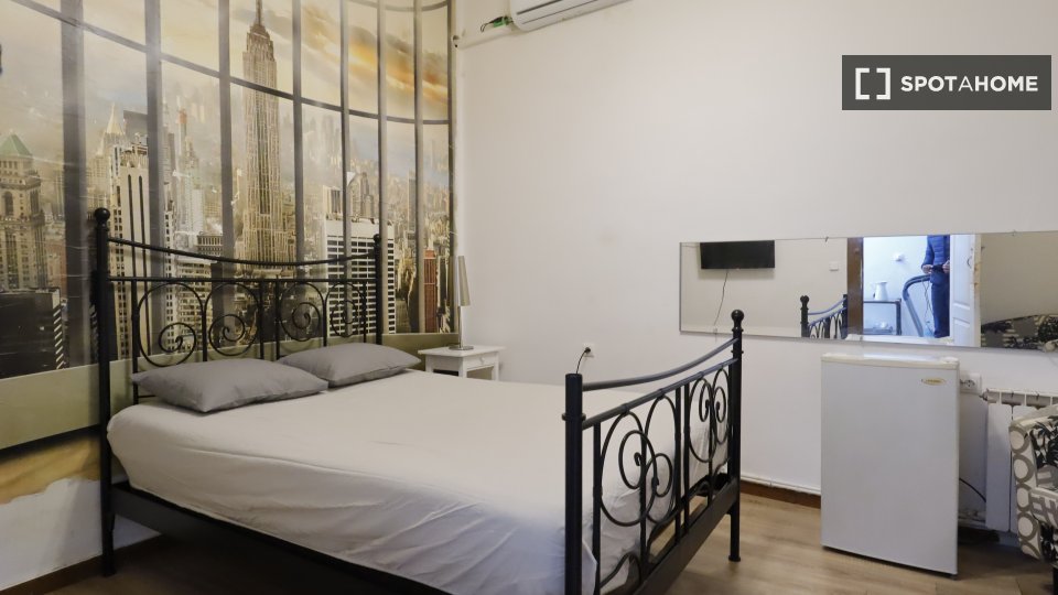Habitación en piso compartido en Universidad, Madrid.