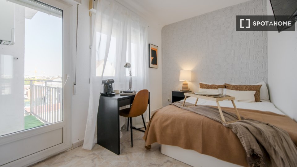 Double room Madrid, 5 beds, 80m² — photo 1