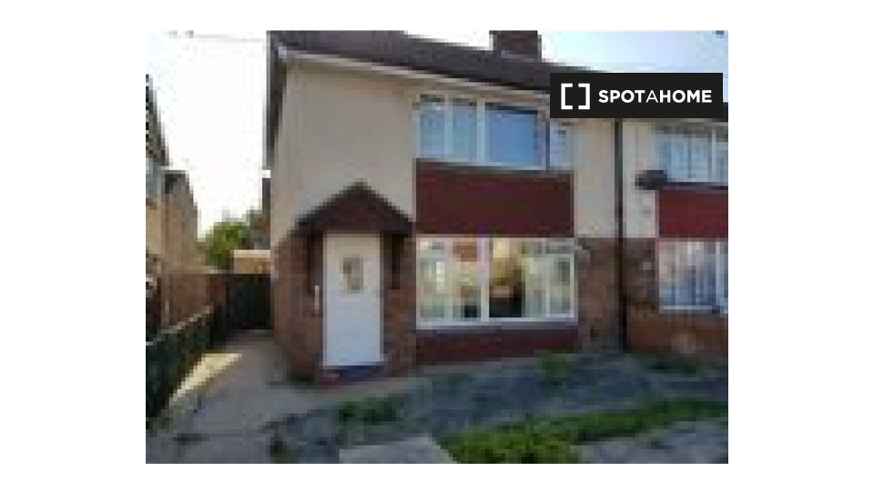 Serviced 4 bedrooms apartment in Stanwell (ref 392923) Spotahome