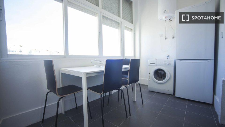 Double room Lisbon, 4 beds — photo 11