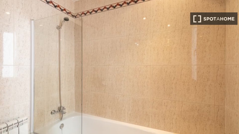 Double room Madrid, 4 beds, 99m² — photo 12