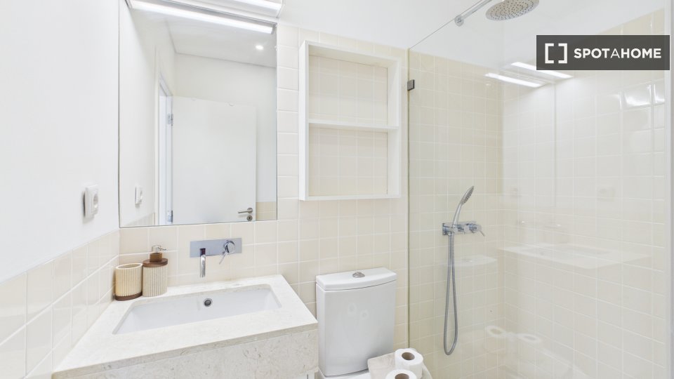 Apartment Lisbon, 2 beds, 62m² — photo 16