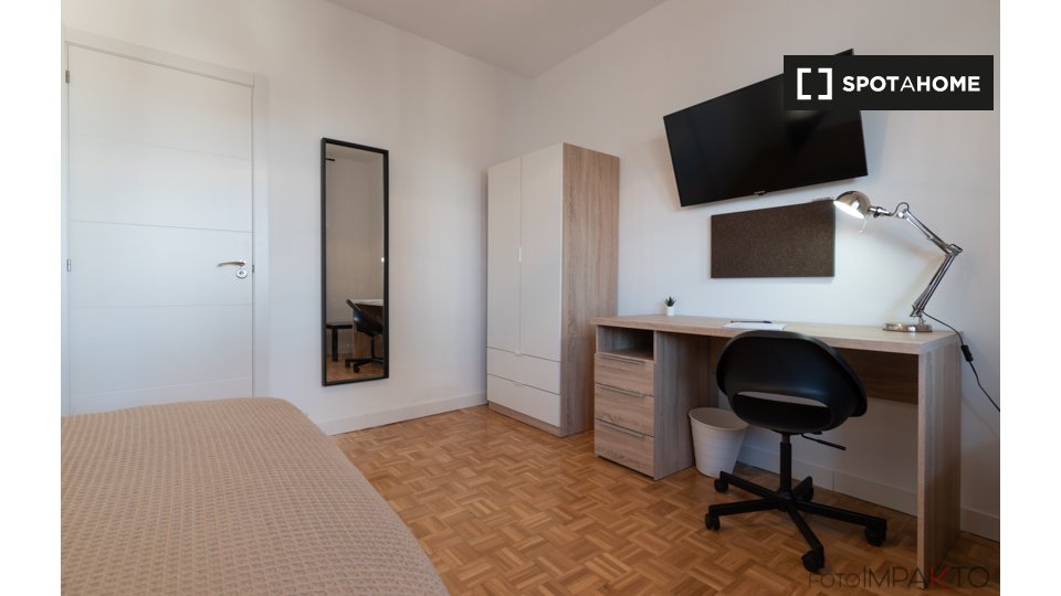 Double room Madrid, 6 beds, 140m² — photo 8