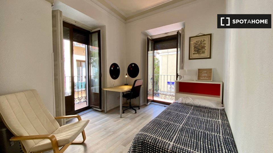 Double room Madrid, 7 beds, 120m² — photo 1