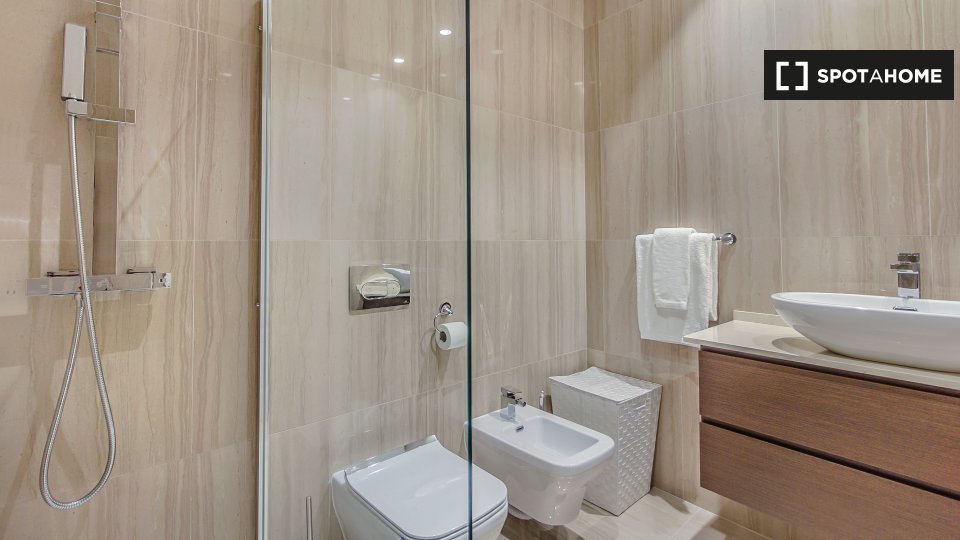 Apartment Lisbon, 2 beds, 95m² — photo 24