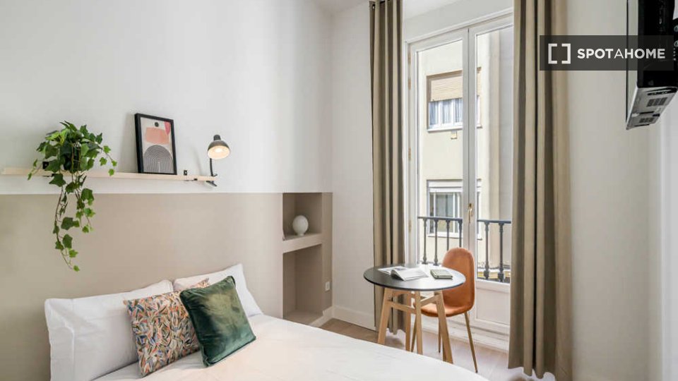 Habitación en un piso compartido de 16 habitaciones en Sol, Madrid.