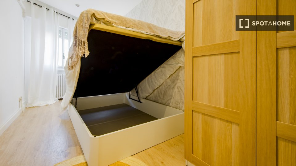 Double room Madrid, 6 beds, 110m² — photo 3