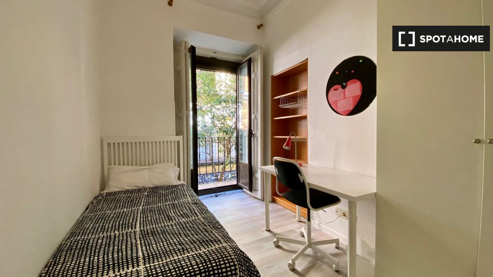 Double room Madrid, 7 beds, 120m² — photo 1