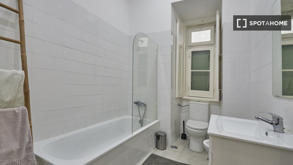 Double room Lisbon, 7 beds, 110m² — photo 54
