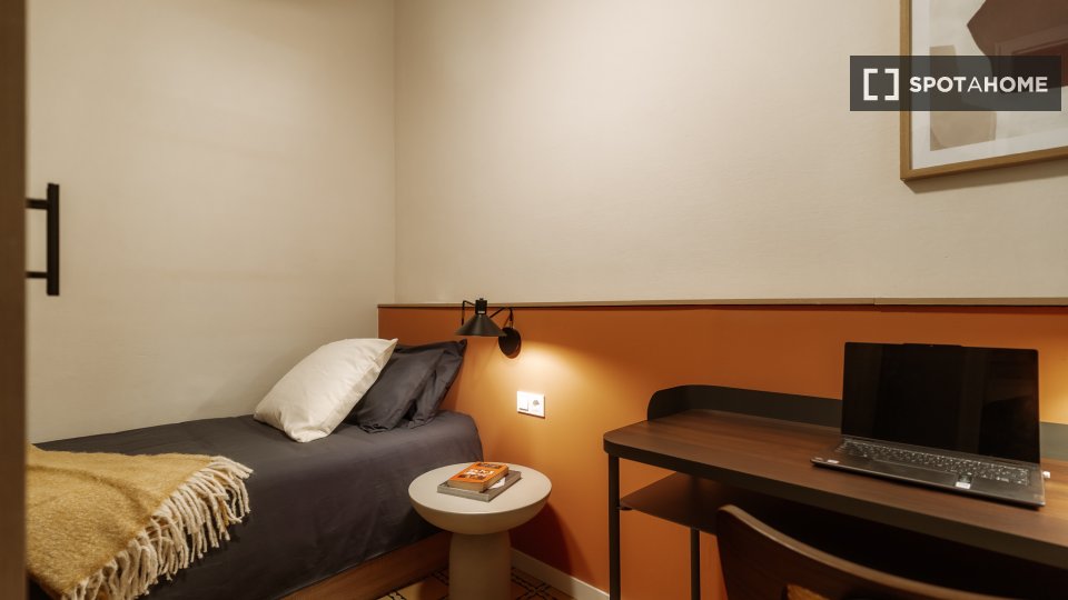 Double room Barcelona, 3 beds, 90m² — photo 15