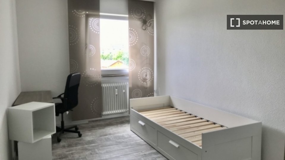 Double room Stuttgart, 3 beds, 13m² — photo 1