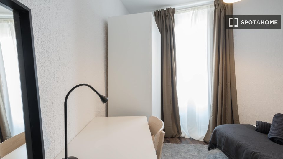 Double room Madrid, 9 beds, 170m² — photo 4