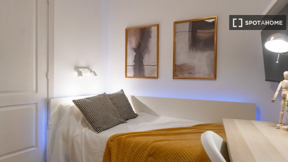 Double room Madrid, 7 beds, 160m² — photo 48