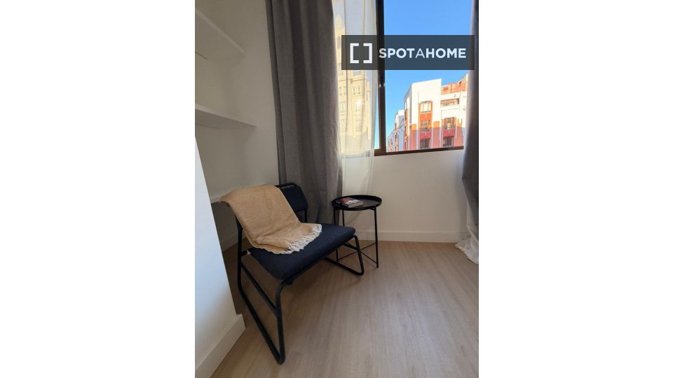 Double room Madrid, 5 beds, 90m² — photo 10
