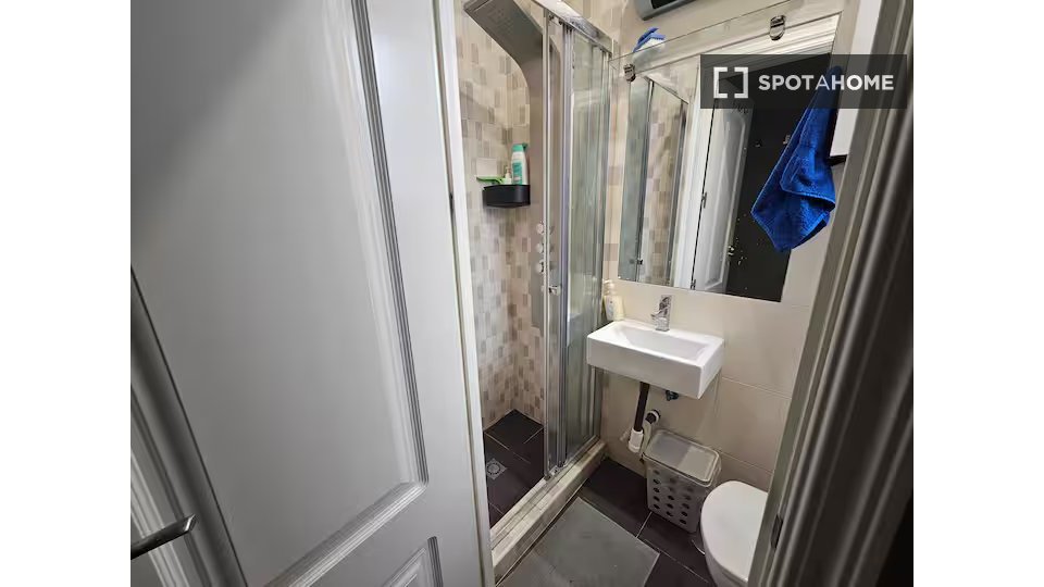 Double room Madrid, 3 beds — photo 11