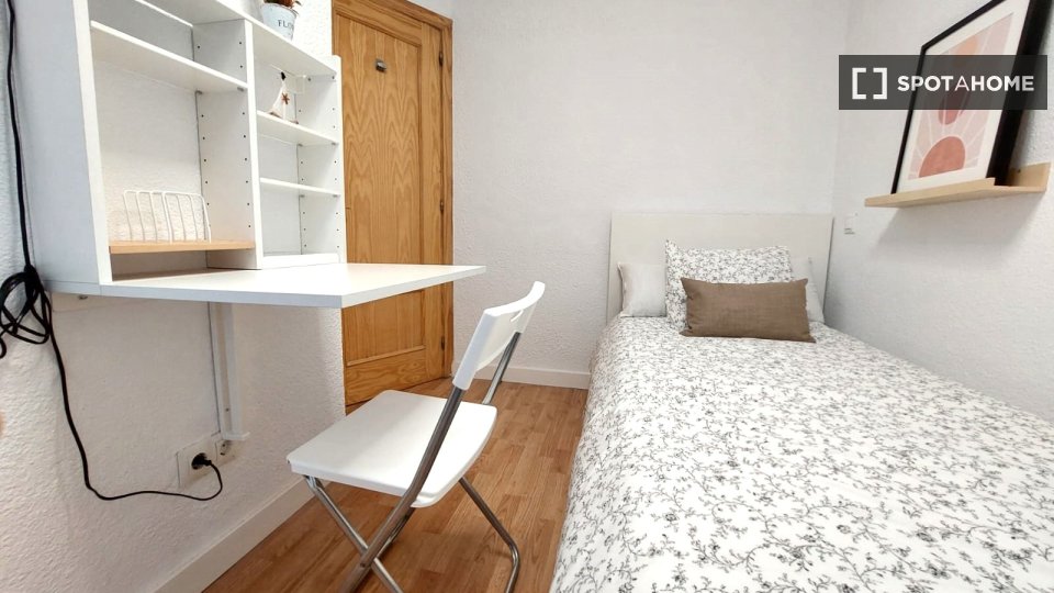 Double room Madrid, 3 beds, 60m² — photo 8
