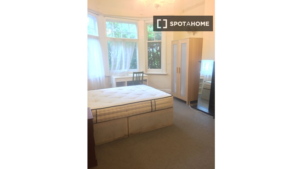Double room London, 3 beds — photo 14