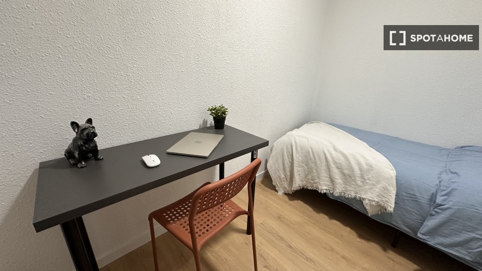 Double room Madrid, 5 beds, 110m² — photo 12