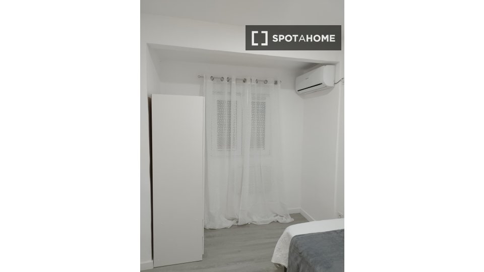 Habitación en piso compartido de 3 habitaciones en Alicante