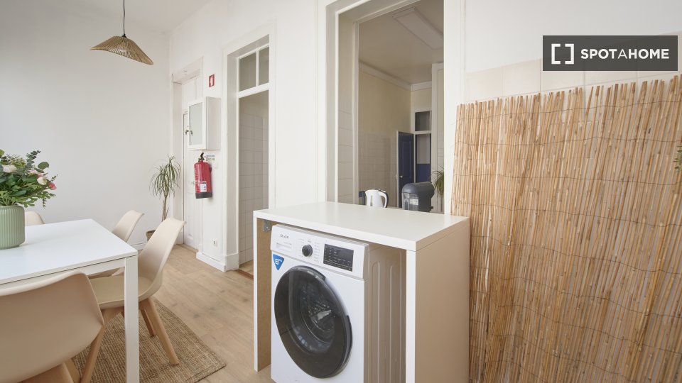 Double room Lisbon, 3 beds — photo 8