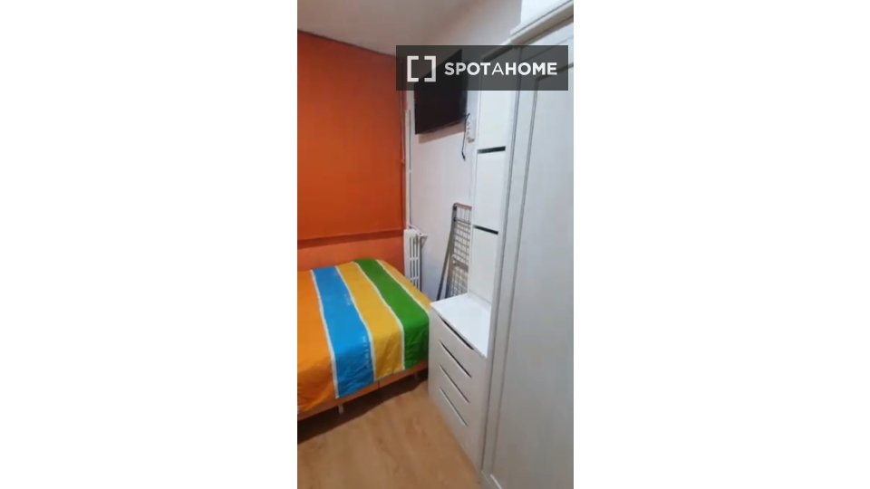 Habitación en piso compartido en madrid.