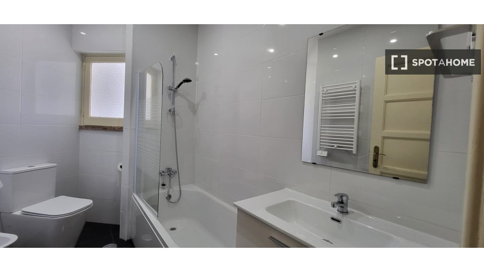 Double room Lisbon, 3 beds, 90m² — photo 4
