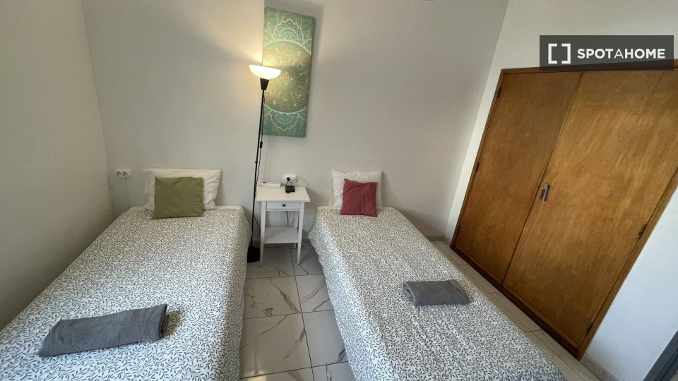 Double room Lisbon, 4 beds, 15m² — photo 14