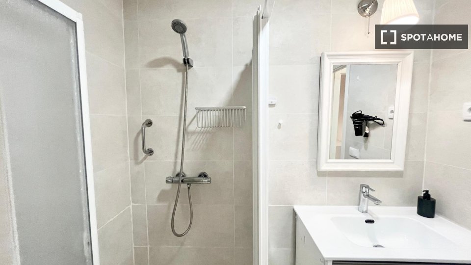 Double room Madrid, 3 beds — photo 23