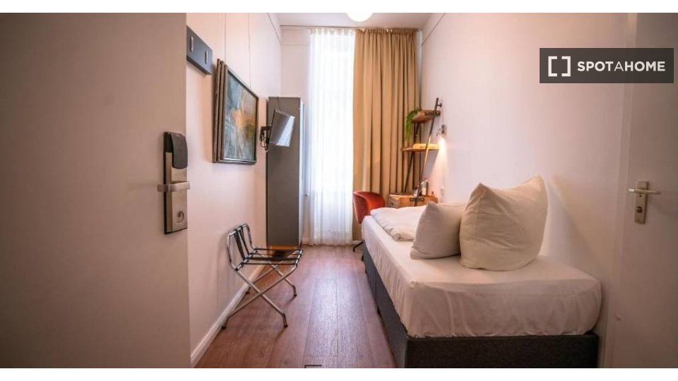 Double room Berlin, 1 bed, 11m² — photo 4