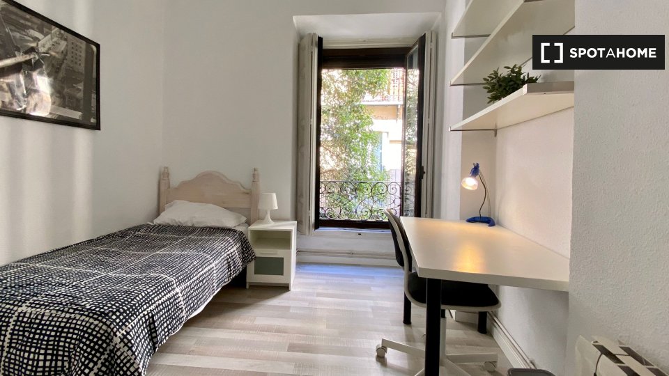 Double room Madrid, 7 beds, 120m² — photo 1