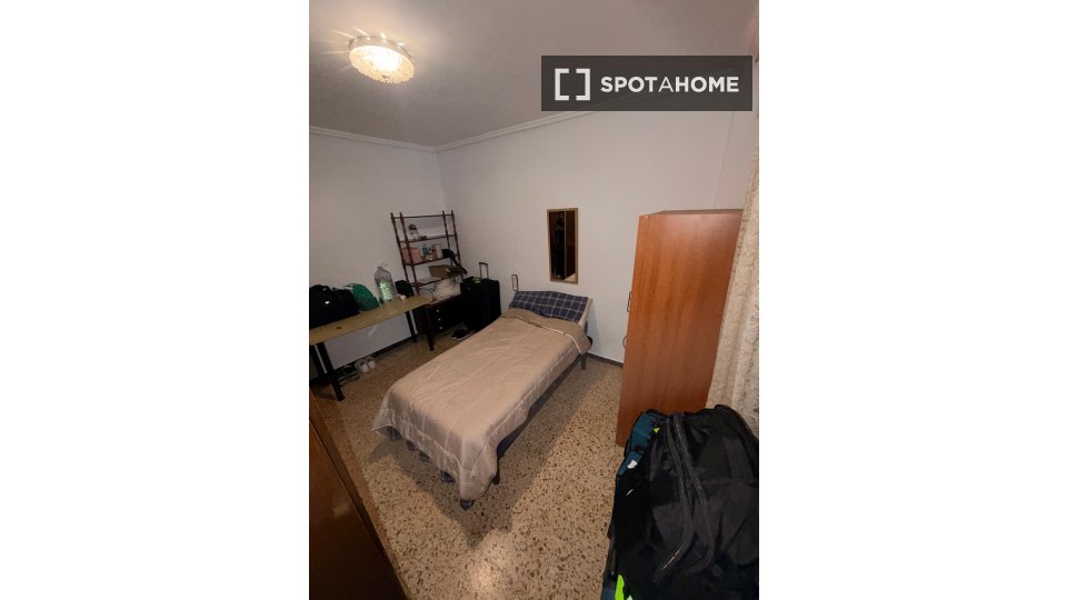 Camera in appartamento condiviso con 4 camere da letto ad Albors, Valencia - in Valencia