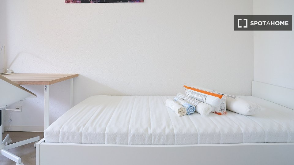 Double room Dusseldorf, 3 beds, 61m² — photo 18