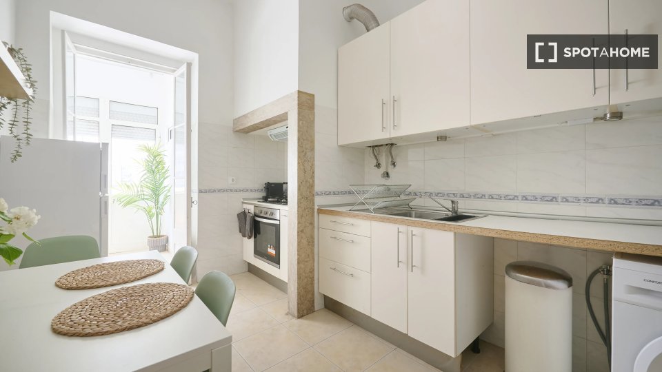 Double room Lisbon, 6 beds — photo 17