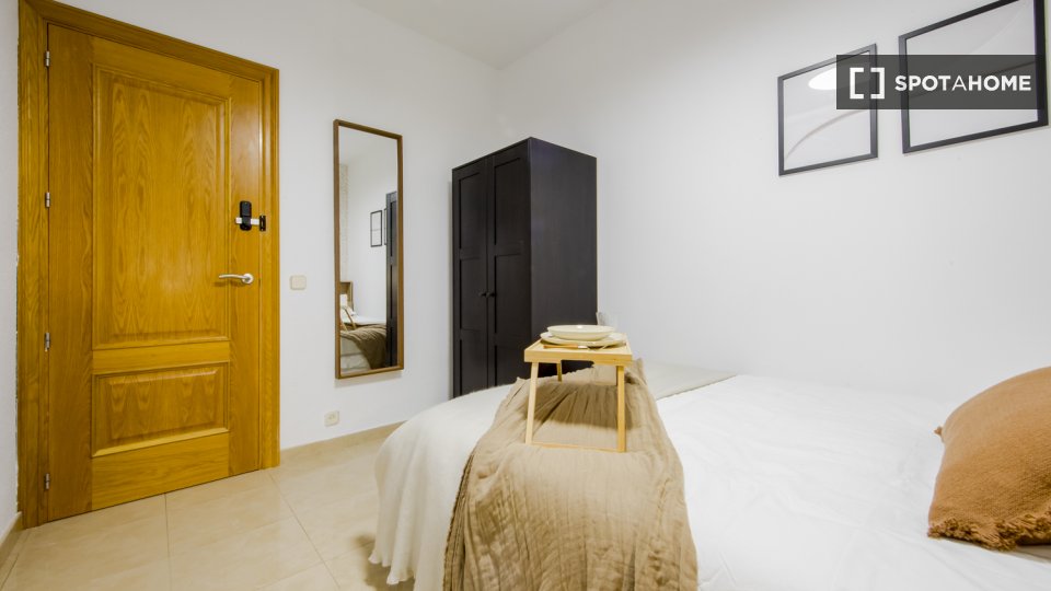 Double room Madrid, 7 beds, 113m² — photo 1